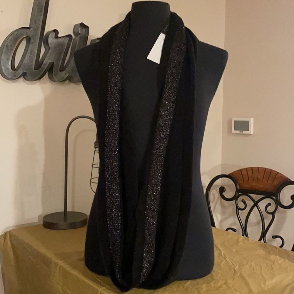 Infinity Loop scarf by Calvin Klein - Picture 3 of 7
